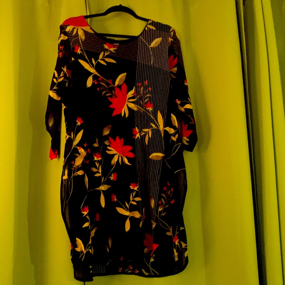 Lovely flowy and sleek long tunic perfect for fall. Excellent condition.